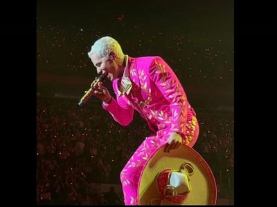 Christian Chávez se disculpa y responde a críticas por vestir traje de charro rosa