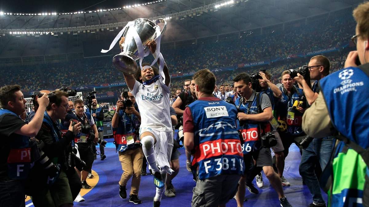 Marcelo del Real Madrid celebra con el trofeo tras conquistar la Liga de Campeones al vencer a Liverpool en la final, el 26 de mayo de 2025, en Kiev