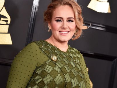 ¡Impresionante! Adele fue pillada en la playa y con unos kilitos menos ¿Parece otra?