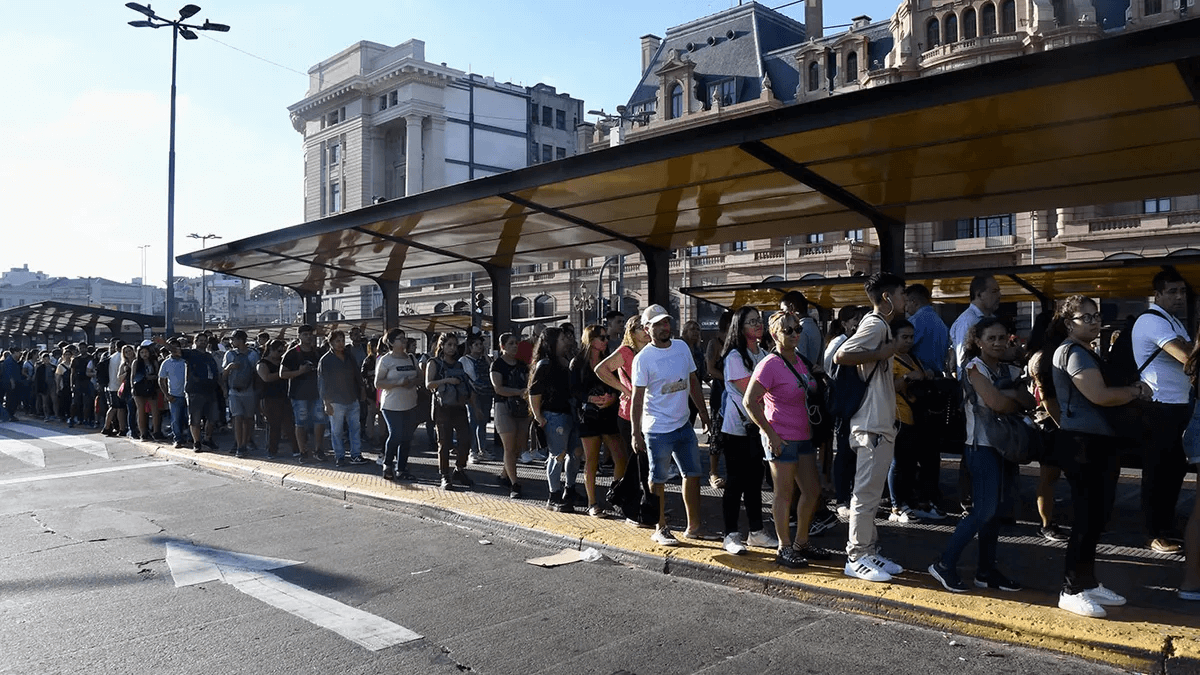 Gente esperando el colectivo.