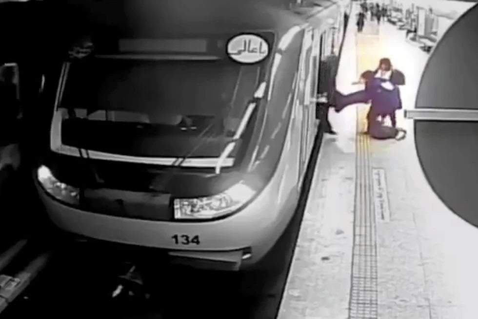 Una chica iraní de 16 años que no usaba velo fue atacada en el Metro de Teherán el 1 de octubre de 2023
