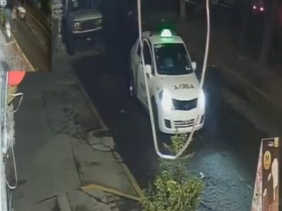 Policías de la CDMX “empujan” taxi con dos ejecutados de Azcapotzalco a Naucalpan (Video)