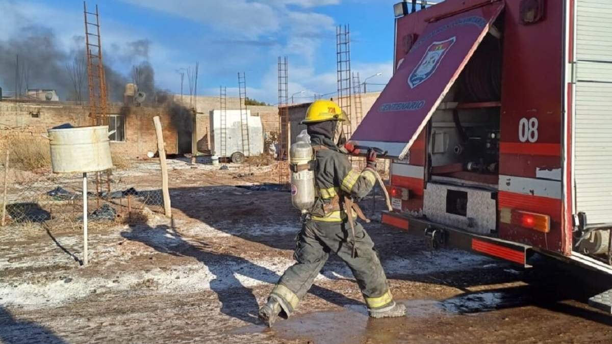 Intensa tarea de los Bomberos Voluntarios para extinguir las llamas. Fuente (Centenario Digital)