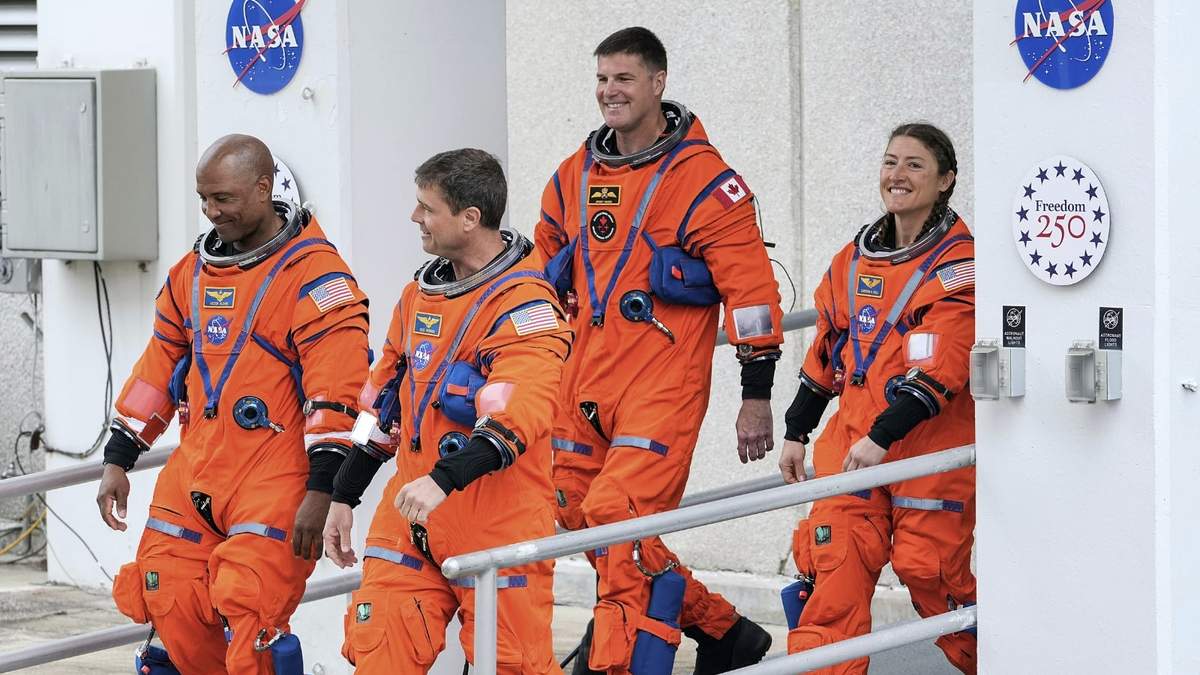 Los astronautas, (de izquierda a derecha) el piloto Victor Glover y el comandante Reid
Wiseman, en la segunda fila desde la izquierda, el especialista de misión Jeremy Hansen,
de Canadá, y la especialista de misión Christina Koch salen del Edificio de Operaciones y
Verificación para dirigirse a la plataforma de lanzamiento 39-B en el Centro Espacial
Kennedy, en Cabo Cañaveral, Florida