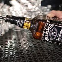 Ventas de whiskey estadunidense caen ante amenazas de guerra comercial