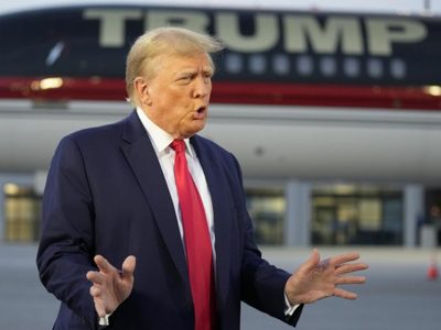 Trump regresa a X, la plataforma conocida anteriormente como Twitter, y publica foto de prontuario