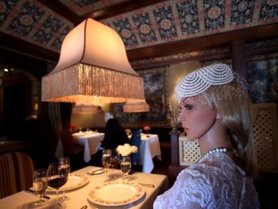 Maniquíes en un restaurante: para que el cliente no esté tan solo