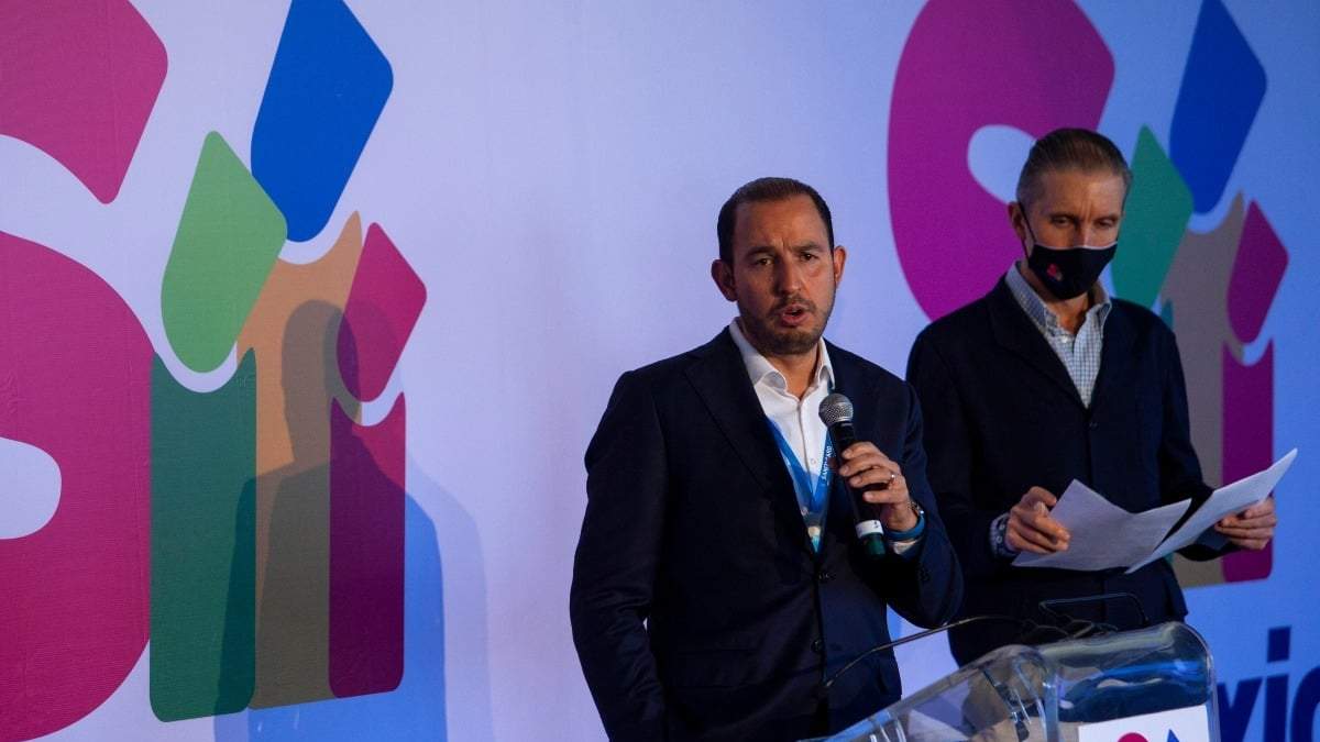 Marko Cortés (al micrófono) durante un evento de Sí Por México