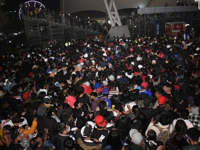 En medio de repunte de contagios, miles desbordan concierto de Santa Fe Klan en feria de León