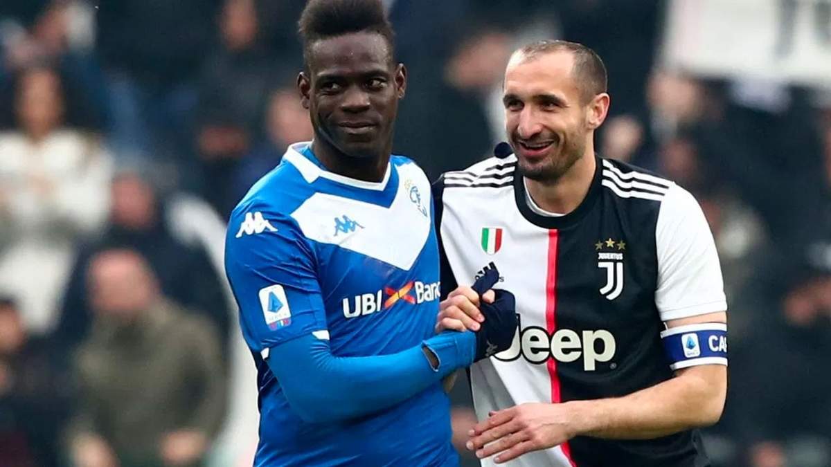Balotelli y Chiellini. Fuente: (Twitter).