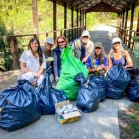 Vecinas de Villa La Angostura limpiaron el cauce del arroyo Piedritas