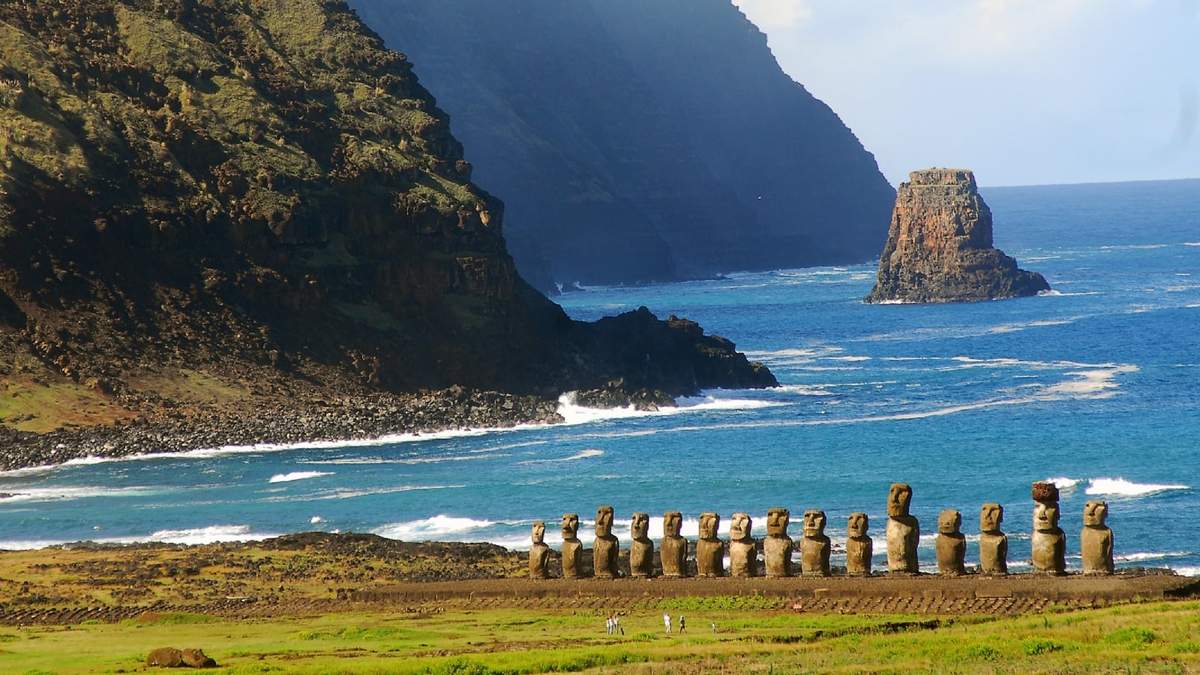 Moáis delante de la costa en la isla de Rapa Nui. Fuente: (Twitter)