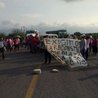Habitantes y maestros bloquean carreteras en reclamo de reconstrucción de escuelas en Oaxaca