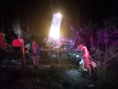Vuelca autobús turístico en Oaxaca; mueren 3 adultos y 3 niños