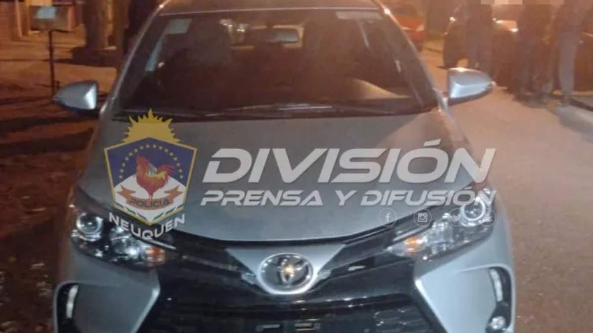 Auto Toyota Yaris de color gris plata recuperado por la Policía de Neuquén. Fuente: (Facebook)