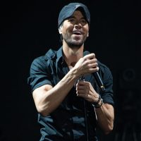 Con mucha felicidad: Enrique Iglesias celebra el verano con un nuevo récord de reproducciones