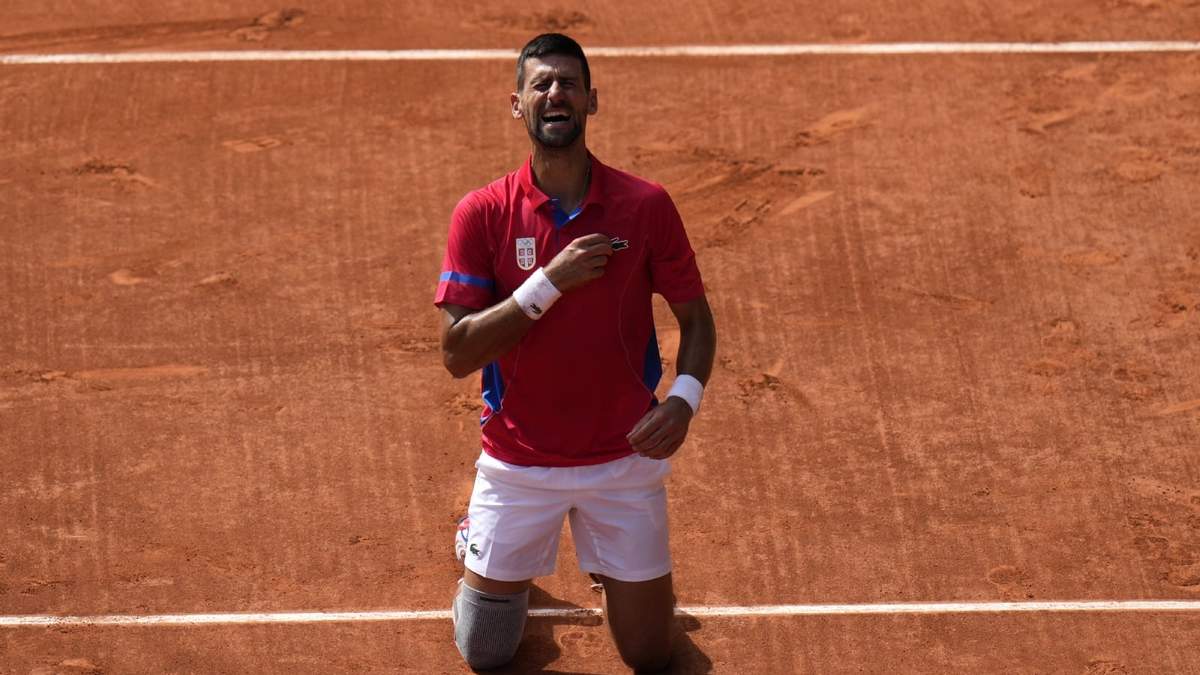 El serbio Novak Djokovic reacciona tras derrotar al español Carlos Alcaraz en la final del tenis de los Juegos Olímpicos de París