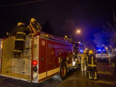 Impactante rescate en General Roca: una pareja quedó atrapada en un desagüe