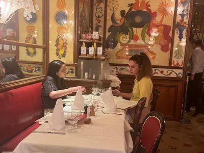 Ana Guevara es captada con su acompañante, Arely Nahle Balandrano, en restaurante en París
