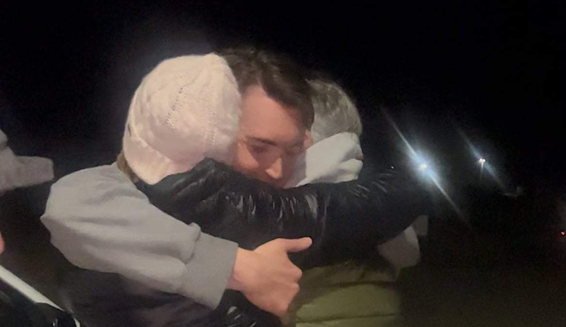 Ross Ulbricht abraza a sus familiares tras ser liberado gracias al indulto de Donald Trump