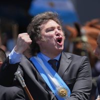 En medio de su guerra con Tapia, Milei suspendió su viaje al sorteo del Mundial