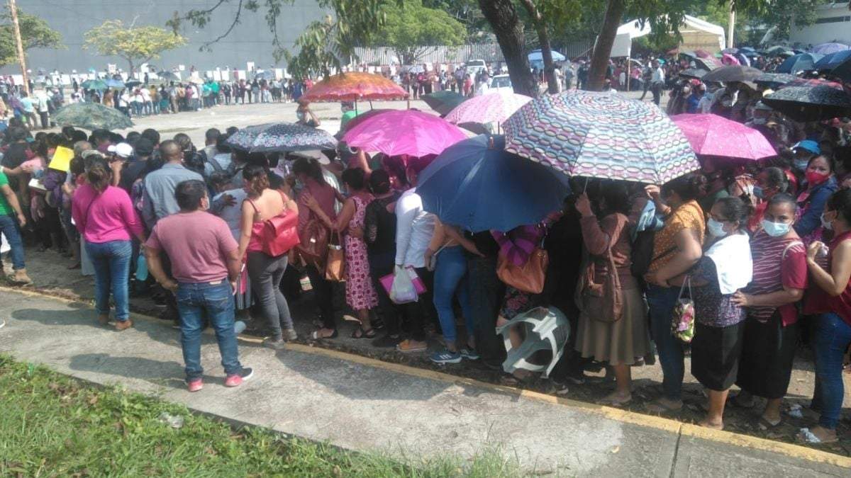 Damnificados de Tabasco hacen fila para cobrar apoyos del gobierno federal tras inundaciones