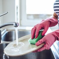 Creá tu propio detergente casero para platos, con un desperdicio que siempre tirás a la basura, sin gastar de más