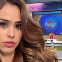 ¡Con cerezas! Yanet García le da la espalda a la cámara y destaca el paisaje en esta toma