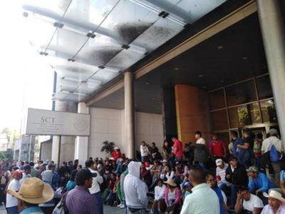 Manifestantes cierran Insurgentes para exigir pavimentación de carreteras de Hidalgo