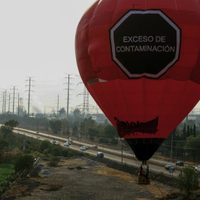 Greenpeace lanza globo aerostático para evidenciar "exceso de contaminación" en refinería de Tula