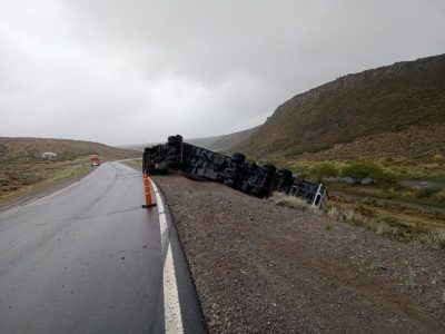 Volcó un camión cargado con peras a pocos kilómetros de Zapala