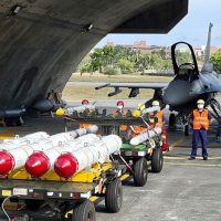 Crece la tensión entre China y Taiwán por maniobras militares paralelas