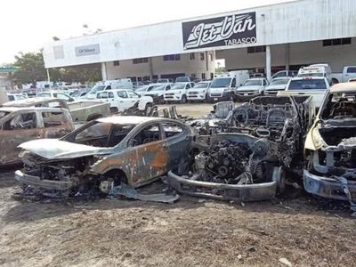 Madrugada violenta en Tabasco: queman autos, arrojan ponchallantas y se registran enfrentamientos