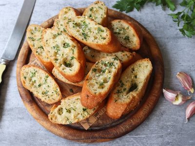 Te va a salvar la picada: receta exprés de chips de pan de ajo con pan duro que tenés dando vueltas