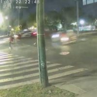 Ciclista se pasa el alto y es arrollado por un motociclista