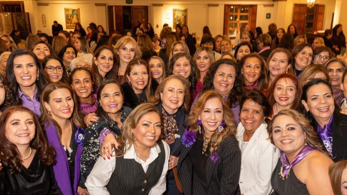 Yasmín Esquivel Mossa con las integrantes del colectivo 50+1 Internacional
