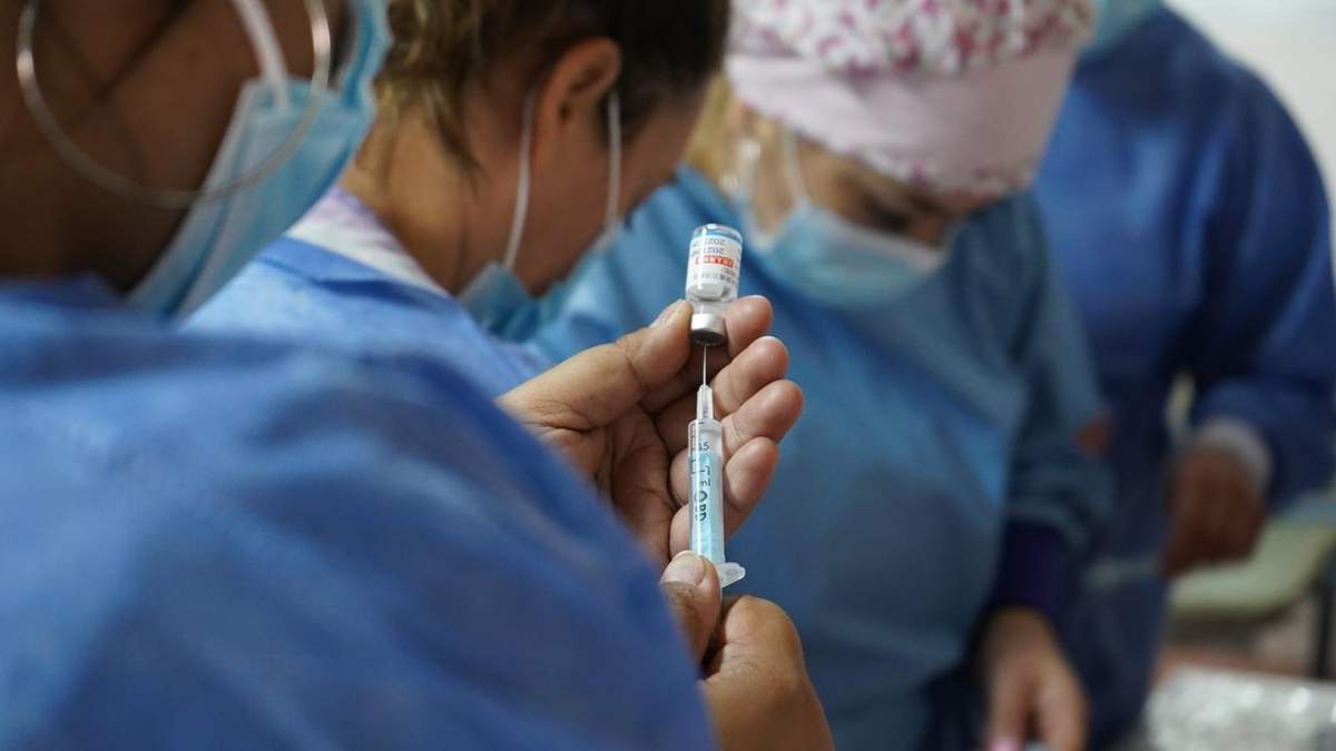 Una profesional de la Salud alista una vacuna contra el coronavirus. Fuente: (Twitter)