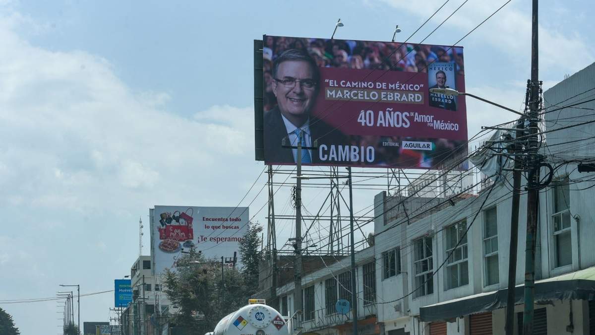 Espectaculares en el Valle de Toluca promocionando el libro “El Camino de México” de Marcelo Ebrard