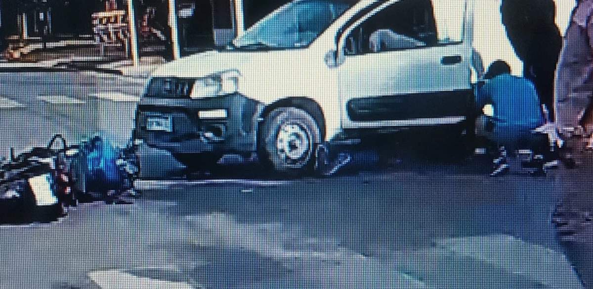 El momento en que el hombre quedó debajo del vehículo. Fuente: (Alerta Digital)