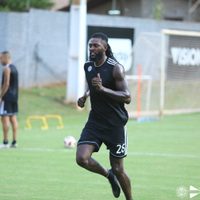 El duro momento que atraviesa Emmanuel Adebayor a raíz del coronavirus