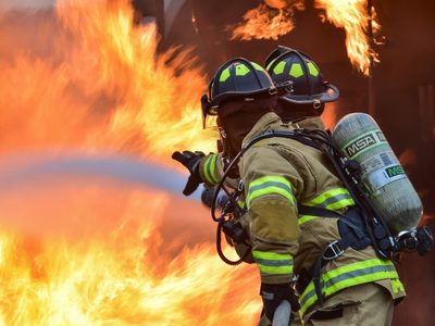 Llamas sin control en una fábrica de pinturas de Tres de Febrero: hay empleados y bomberos heridos