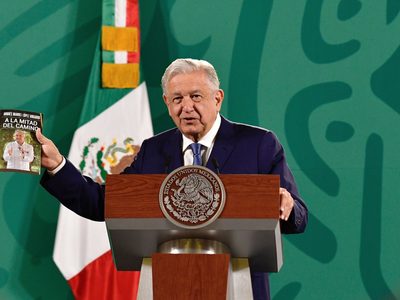 "No se van a aburrir" dice AMLO al recomendar a sus adversarios su nuevo libro