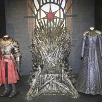 Subastan réplica del trono de Game of Thrones en casi 1.5 millones de dólares