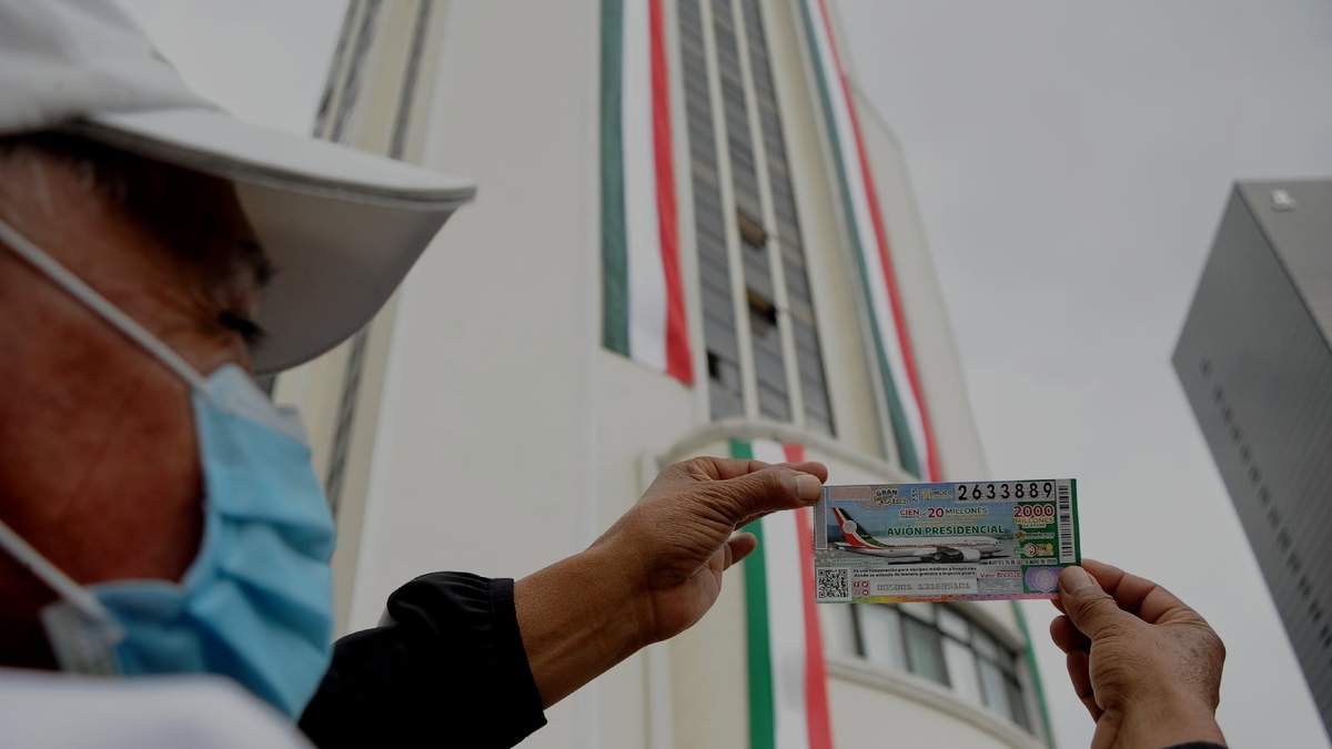 Largas filas se registraron en expendios de la Lotería Nacional ubicados en la Colonia Tabacalera
