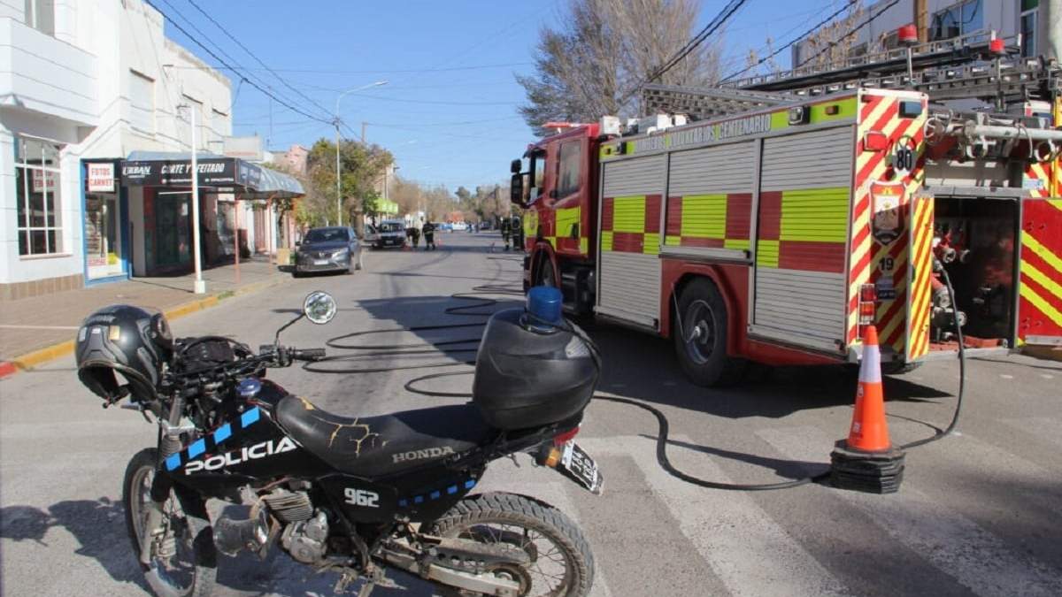 Bomberos voluntarios y policía de Neuquén en el sector donde se registró la fuga de gas . Fuente: (Centenario Digital)