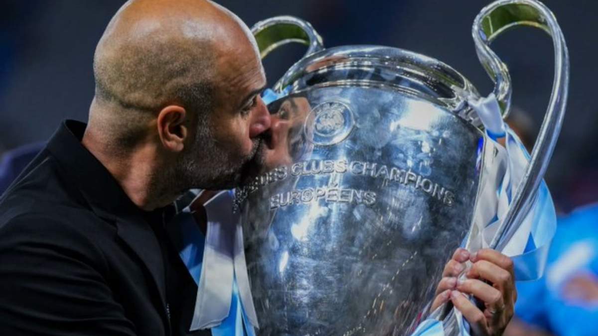 El técnico del Manchester City Pep Guardiola le da un beso al trofeo de campeón de la Liga de Campeones al vencer al Inter de Milán en la final en Estambul