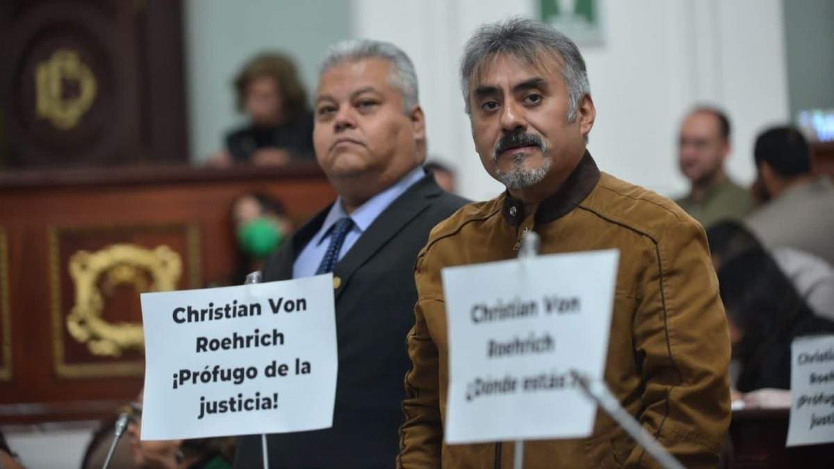 Las pancartas que exhibieron legisladores morenistas