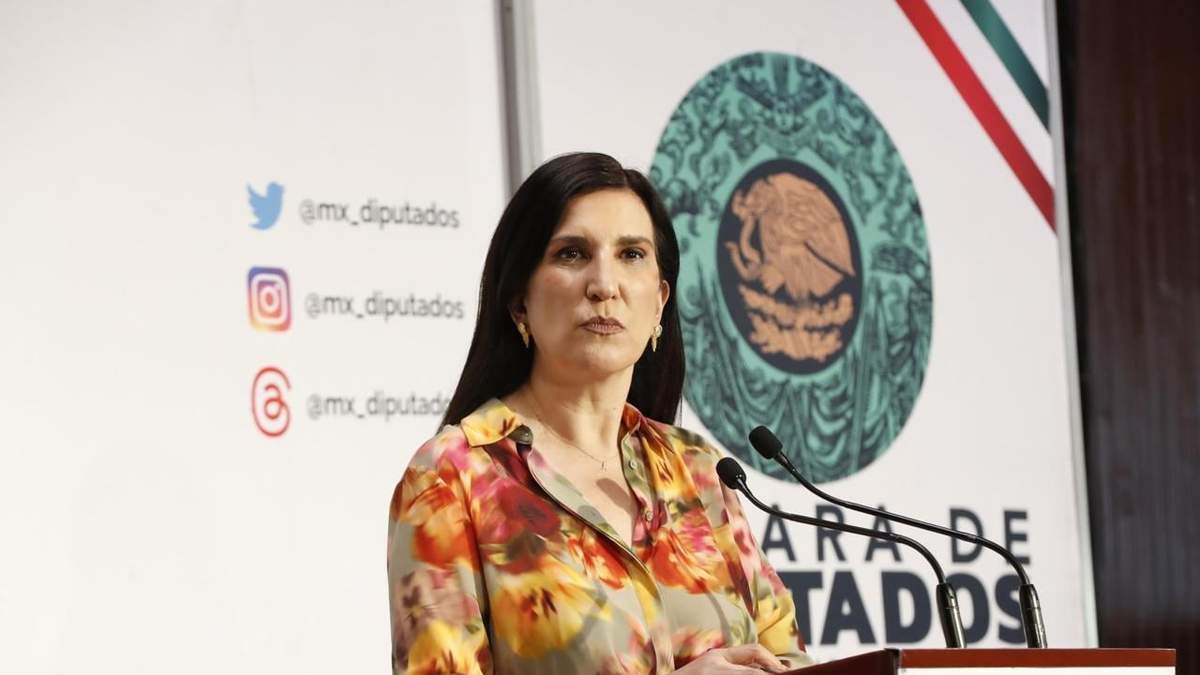 Kenia López Rabadán en la conferencia