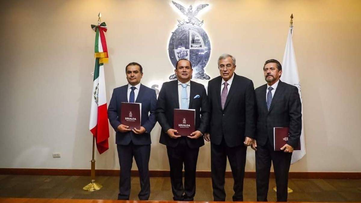 Lázaro Gambino Espinoza (segundo de izq. a der., junto al gobernador Rubén Rocha