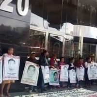 Se manifiestan frente a la PGR a 50 meses de la desaparición de los 43